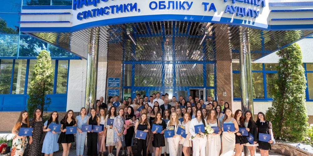 Вручення дипломів бакалаврів обліково-статистичного та фінансово-економічного факультетів