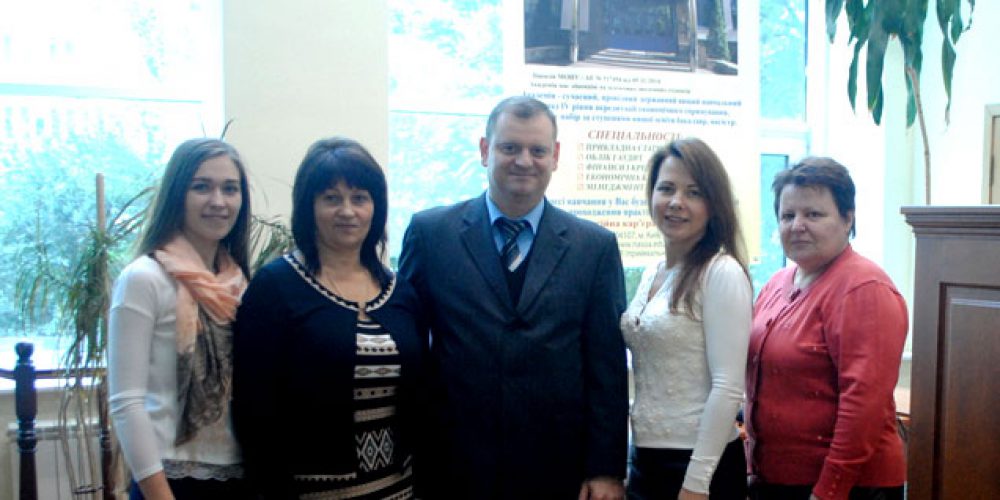 Students meeting with a specialist in the field of cash flow collection